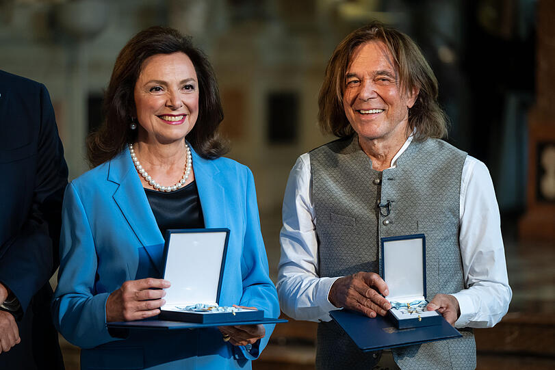 Zur Verleihung des Bayerischen Verdienstordens strahlend in Blau: Moderatorin Uschi Dämmrich von Luttitz und Schlager-Sänger Jürgen Drews.