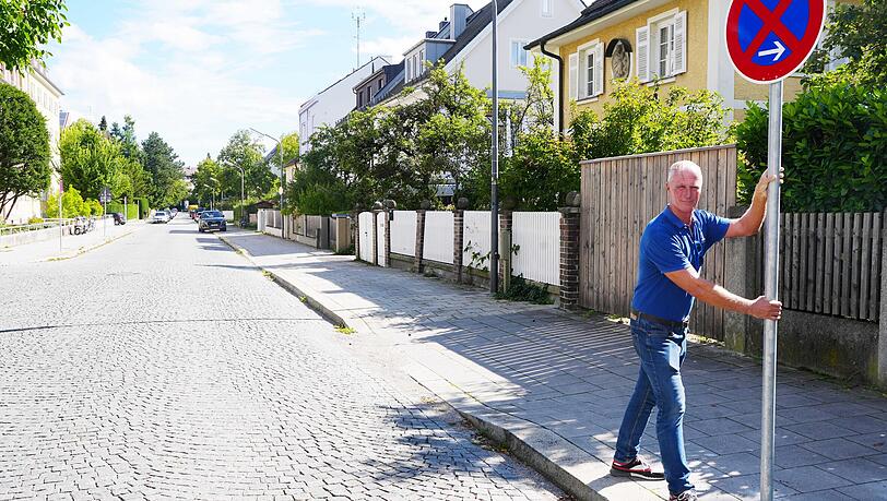 "Vor meiner Haustür sind 40 Parkplätze weg“, ärgert sich Stephan Oberacher aus Nymphenburg. Aber warum eigentlich? Das erfahren die Anwohner nicht. Also legt er zwei (anfangs noch mobile) Schilder um, und parkt trotzdem. Das gilt jetzt als Straftat.