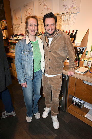 Auch Nathalie Schott kam zu Tommy Schwimmers Eröffnungsfeier. Auch Nathalie Schott kam zu Tommy Schwimmers Eröffnungsfeier.