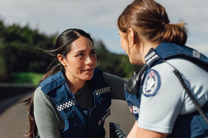 Wiedersehen nach langer Zeit: Deb Brighton (Morgana O'Reilly, rechts) arbeitet schon seit acht Jahren im Heimatort ihrer Ex-Freundin Mihi Renata (Roimata Fox). Dennoch hatte sie nicht damit gerechnet, dass diese dorthin zur&uuml;ckkehren w&uuml;rde.