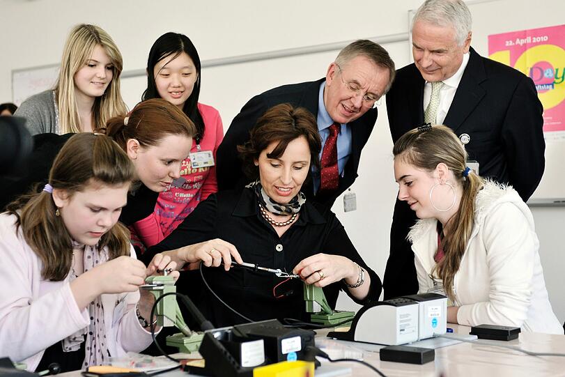 Christine Haderthauer legt beim &bdquo;Girl&rsquo;s Day&ldquo; selbst Hand an. Ihr Ministerium springt bei Alleinerziehenden in Not ein.