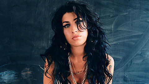 Auf dem Cover des Albums &bdquo;Back to Black&ldquo; trägt Amy Winehouse ein weißes, kurzes Kleidchen. Fünf Monate nach dem Tod der Musikerin wird das Kleid zugunsten der Amy-Winehouse-Stiftung versteigert.