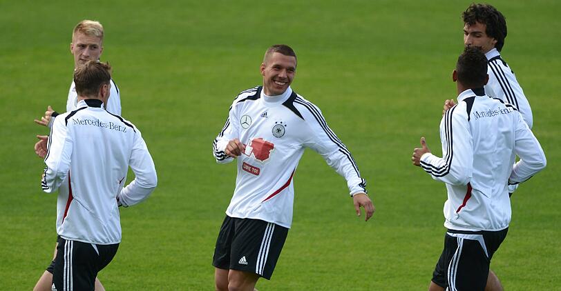 "Dankeschön, Polen" und "Gefällt mir" auf Polnisch - mit 11.000 Fans gerät das erste DFB-Training in Polen zum herzlichen Willkommensfest - und zur Geburtstagsparty für Lukas Podolski.