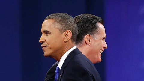 Das letzte Duell ist ausgefochten, die Kontrahenten gehen von der Bühne: Barack Obama und Mitt Romney bei der Veranstaltung in Boca Raton.