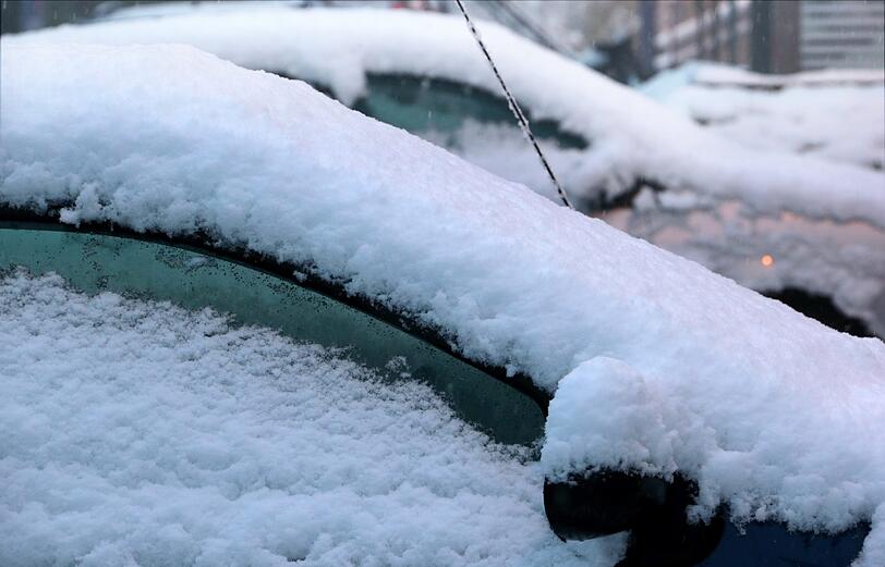 Viel Neuschnee: Parkende Autos unter einer Schneedecke in Icking.