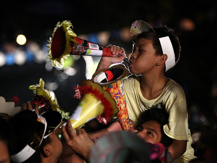 Mit einem Weltrekord ins neue Jahr: In Davao City in den südlichen Philippinen wird der Rekord für die meisten SimultanTröter aufgestellt.
