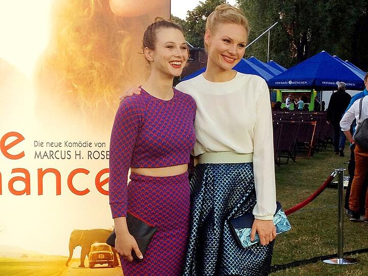 Anna Maria Sturm (l.) und Rosalie Thomass auf der Open-Air-Premiere von "Beste Chance"