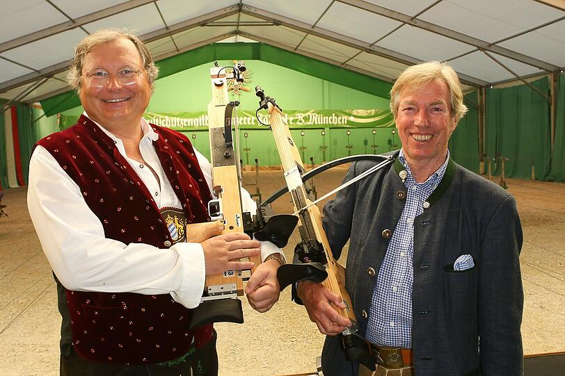 Stephan Heller und Prinz Leopold von Bayern (r.) im Armbrustschützenzelt.