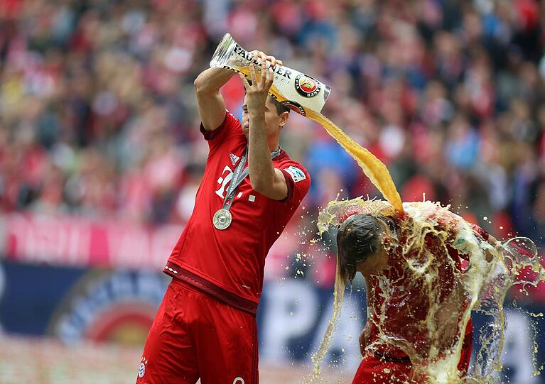 Konfetti, Bierduschen und Meisterschale: Die besten Bilder von der Bayern-Party aus der Allianz Arena!
