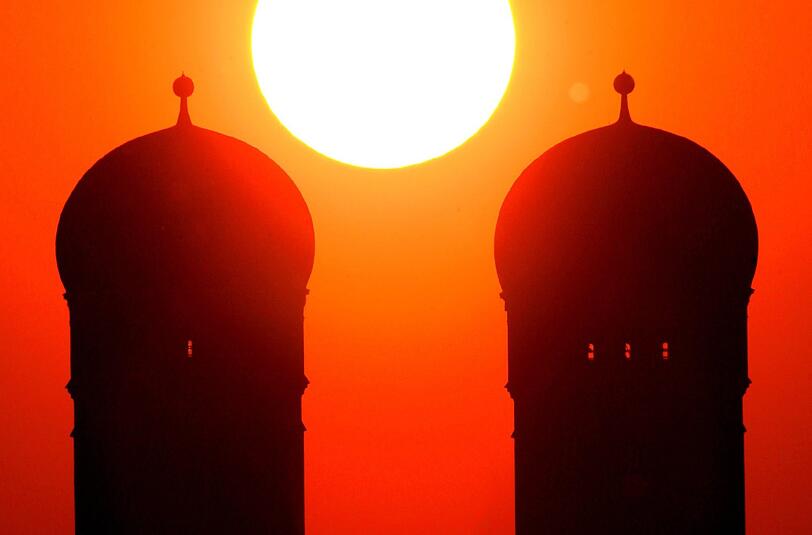 Pralle Sonne und vorerst kein Wölkchen in Sicht über den Kuppeln der Frauenkirche: Aus der Sahara strömt heiße Luft nach Bayern, Hoch Annelie bringt die ganze Woche bestes Badewetter nach München.