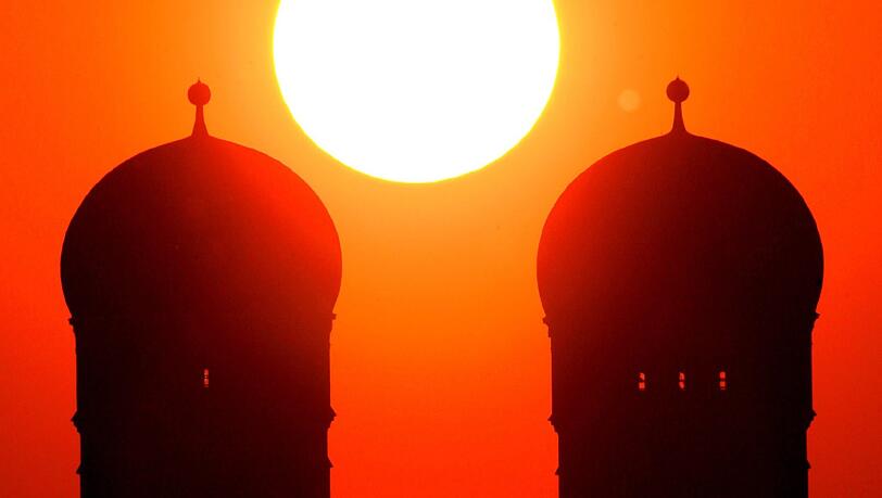 Pralle Sonne und vorerst kein Wölkchen in Sicht über den Kuppeln der Frauenkirche: Aus der Sahara strömt heiße Luft nach Bayern, Hoch Annelie bringt die ganze Woche bestes Badewetter nach München. Pralle Sonne und vorerst kein Wölkchen in Sicht über den Kuppeln der Frauenkirche: Aus der Sahara strömt heiße Luft nach Bayern, Hoch Annelie bringt die ganze Woche bestes Badewetter nach München.