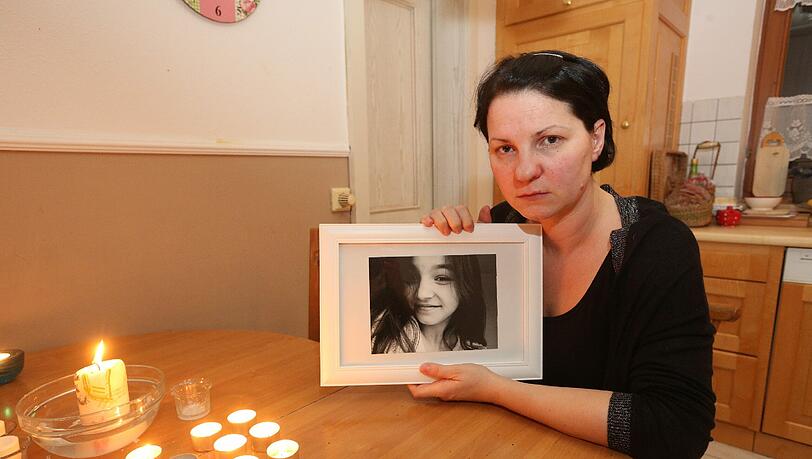 Magdalena M., die Mutter der getöteten Elfjährigen, hat ein Foto ihres Kindes auf den Küchentisch gestellt und davor Kerzen angezündet. Magdalena M., die Mutter der getöteten Elfjährigen, hat ein Foto ihres Kindes auf den Küchentisch gestellt und davor Kerzen angezündet.