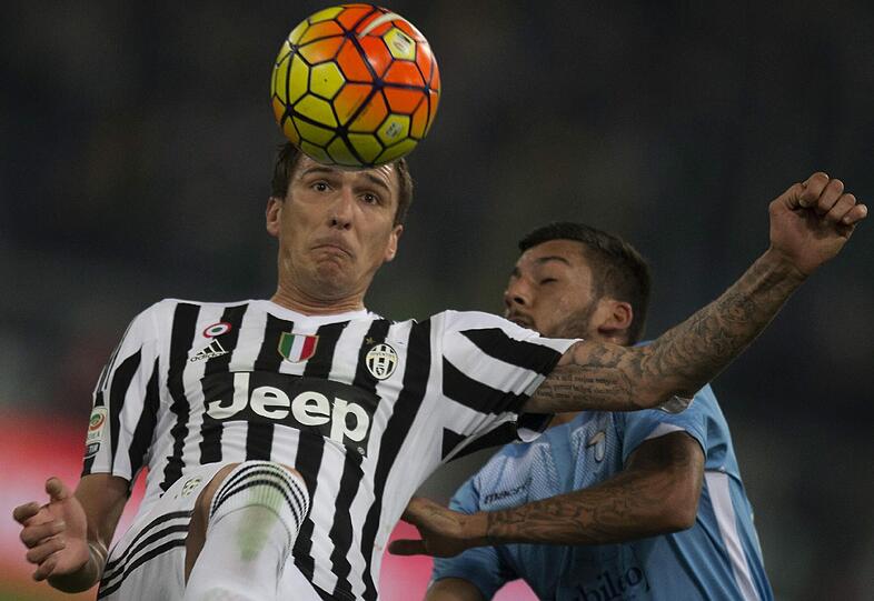 Dafür glänzt Mario Mandzukic mit seiner körperlichen Präsenz auf dem Platz. Außerdem ist er besonder stark bei Kopfball-Duellen. Insgesamt nehmen sich die beiden Stürmer in ihrer Komplettheit trotz leichter Unterschiede überhaupt nichts. Punkt für Beide: 3:2