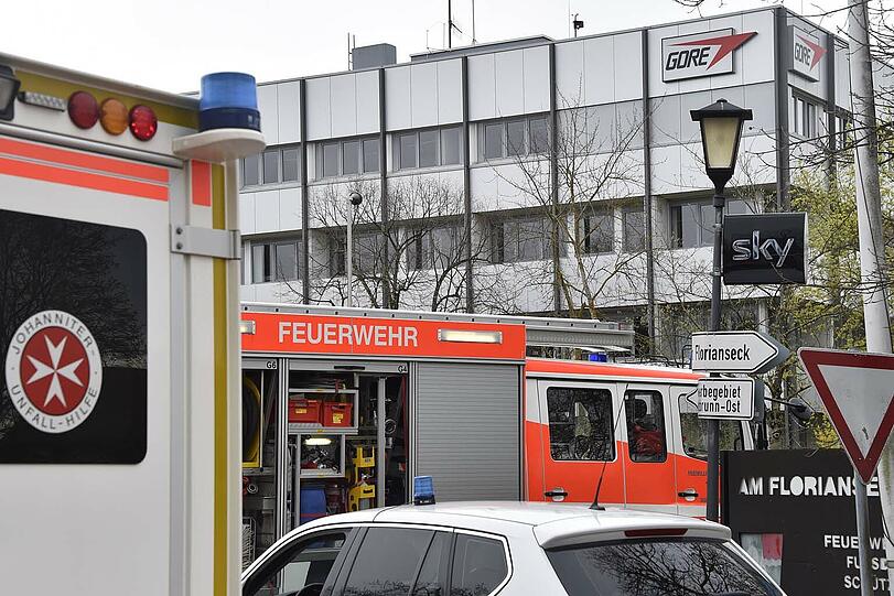 Ein technischer Defekt führte zu einem Großbrand beim Textilprouzenten Gore. Hier die Bilder des Brandes.