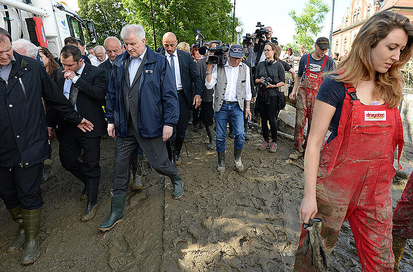 Ministerpräsident Horst Seehofer (CSU) besuchte das Hochwassergebiet - mit Gummistiefeln machte er sich ein Bild vom Ausmaß der Verwüstung. Der Schaden wird auf eine Milliarde Euro geschätzt.