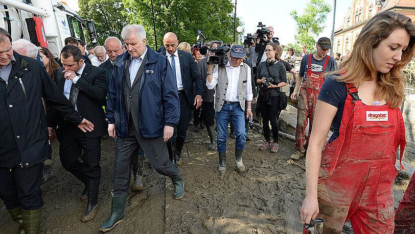 Ministerpräsident Horst Seehofer (CSU) besuchte das Hochwassergebiet - mit Gummistiefeln machte er sich ein Bild vom Ausmaß der Verwüstung. Der Schaden wird auf eine Milliarde Euro geschätzt. Ministerpräsident Horst Seehofer (CSU) besuchte das Hochwassergebiet - mit Gummistiefeln machte er sich ein Bild vom Ausmaß der Verwüstung. Der Schaden wird auf eine Milliarde Euro geschätzt.