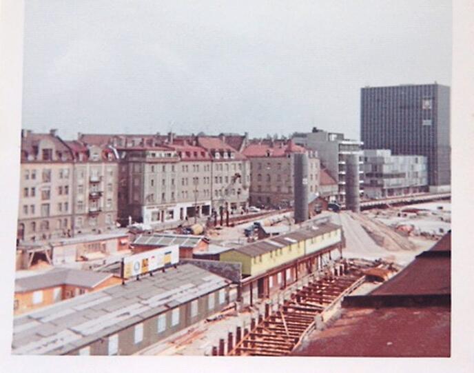 AZ-Leserin Susi Dölfes hat uns dieses Foto vom U-Bahnbau an der Münchner Freiheit 1969 geschickt: "In dem Haus an der an der Leopoldstraße 87 war bei meinem Einzug im Januar 1968 im Parterre das Schwabinger Polizeirevier."