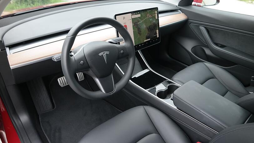 Total reduziert: Die Bedienung des Model 3 erfolgt fast komplett über den mittig platzierten Touchscreen.