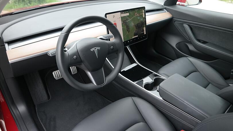 Total reduziert: Die Bedienung des Model 3 erfolgt fast komplett über den mittig platzierten Touchscreen. Total reduziert: Die Bedienung des Model 3 erfolgt fast komplett über den mittig platzierten Touchscreen.