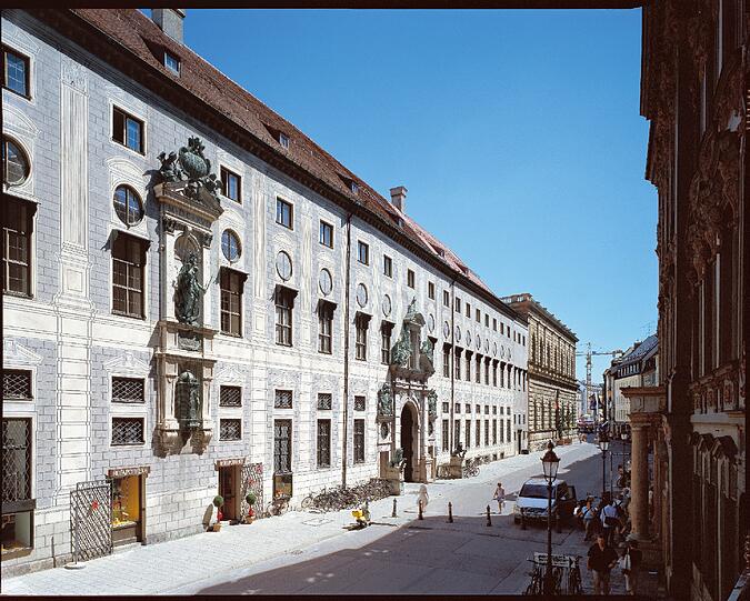 Um den Belag der Residenzstraße sorgt sich der BA 1.