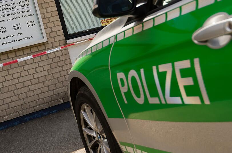 Der Mann wollte seine Drogen in den Rücksitzen des Polizeiautos verstecken. (Archivbild)