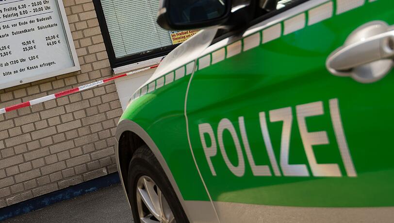 Der Mann wollte seine Drogen in den Rücksitzen des Polizeiautos verstecken. (Archivbild) Der Mann wollte seine Drogen in den Rücksitzen des Polizeiautos verstecken. (Archivbild)