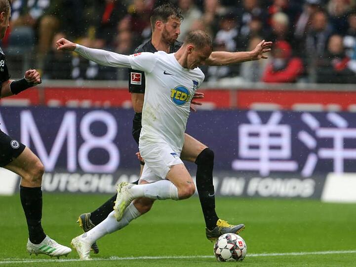 Der Berliner Ondrej Duda und Frankfurts David Abraham kämpfen im Laufduell um den Ball.