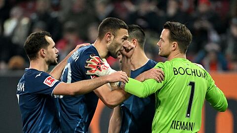 Die Bochumer Spieler bedanken sich bei Torwart Manuel Riemann.