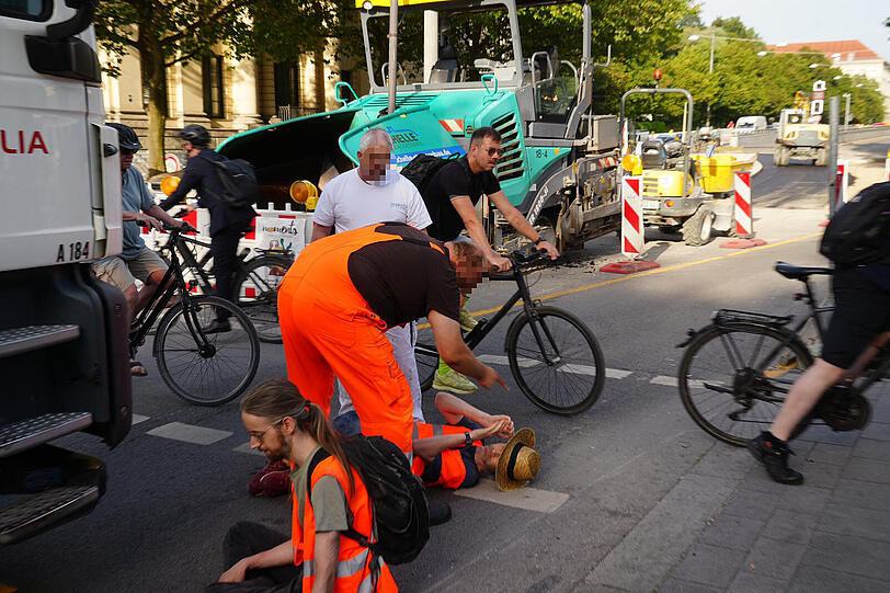 Viele Verkehrsteilnehmer waren aufgebracht und machten das auch gegenüber den Aktivisten deutlich.
