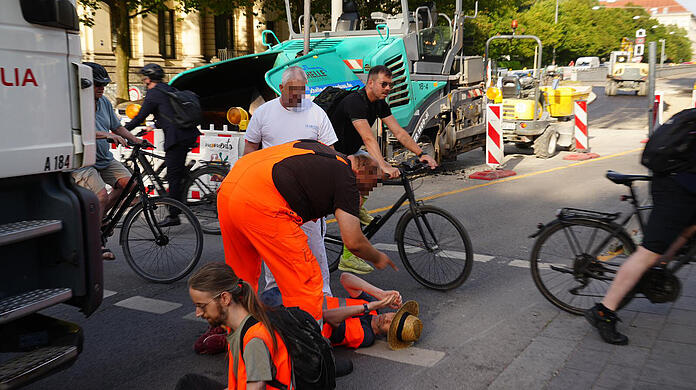 Viele Verkehrsteilnehmer waren aufgebracht und machten das auch gegenüber den Aktivisten deutlich.