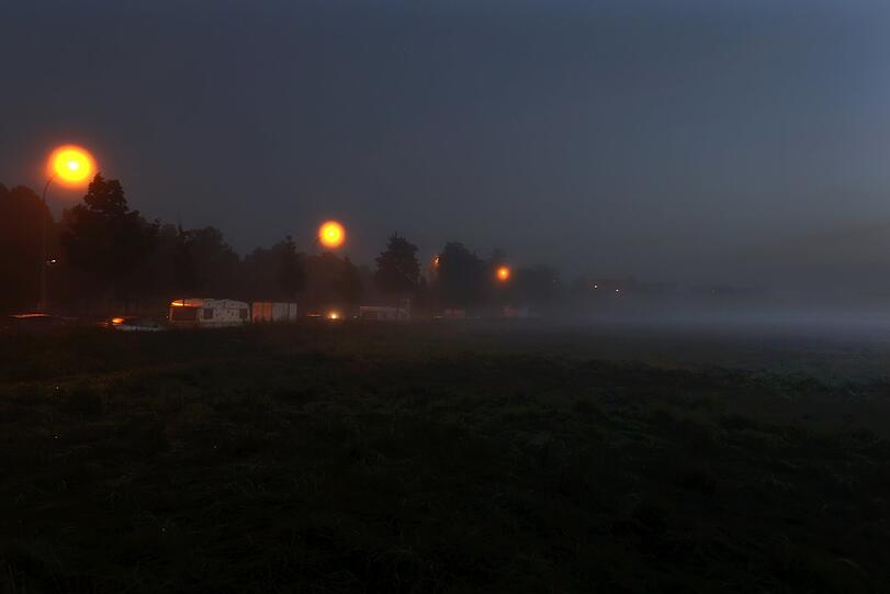 Noch leuchten die Straßenlaternen an der Panzerwiese.
