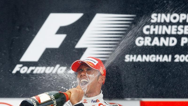 Auf dem Podium nimmt Lewis Hamilton einen kräftigen Schluck aus der Flasche. Auf dem Podium nimmt Lewis Hamilton einen kräftigen Schluck aus der Flasche.