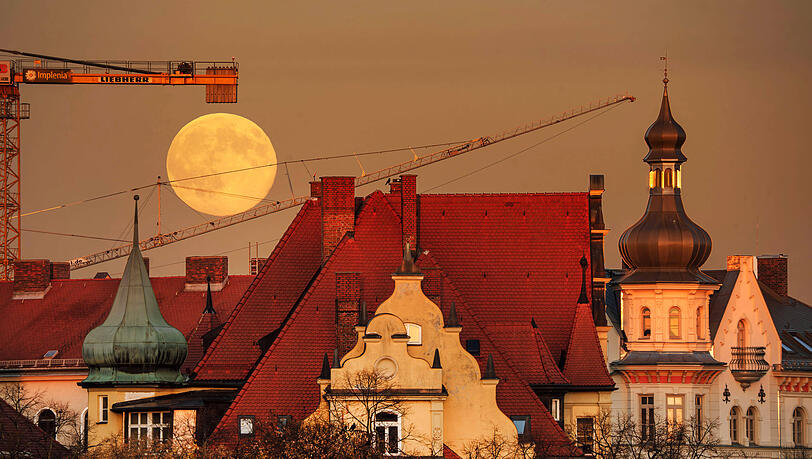 Der Supermond geht über den Dächern am Bavariaring auf. Der Supermond geht über den Dächern am Bavariaring auf.