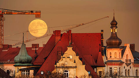Der Supermond geht über den Dächern am Bavariaring auf.