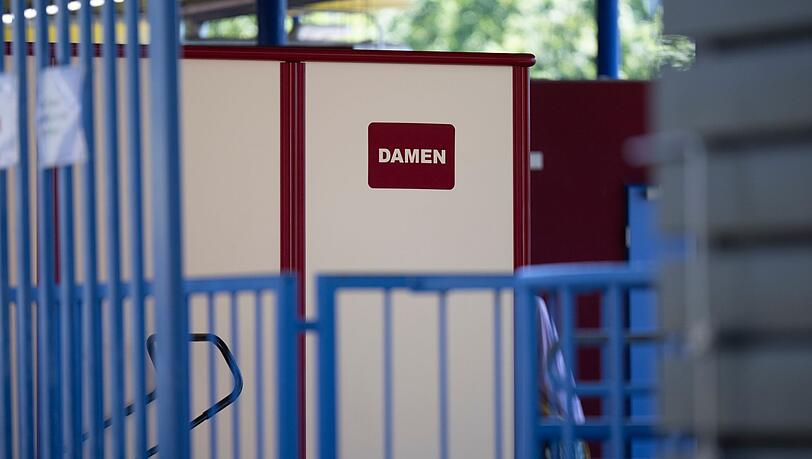 Was geschah im Juni 2025 in diesem Freibad? Vor dem Amtsgericht Gelnhausen beginnt der Prozess gegen zwei Männer. (Archivbild) Was geschah im Juni 2025 in diesem Freibad? Vor dem Amtsgericht Gelnhausen beginnt der Prozess gegen zwei Männer. (Archivbild)