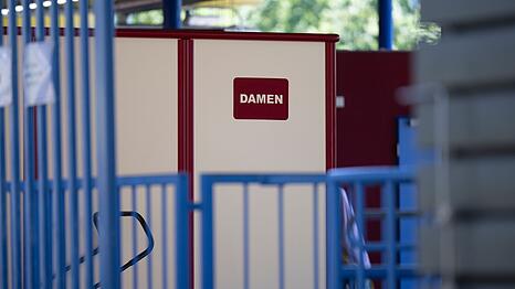 Was geschah im Juni 2025 in diesem Freibad? Vor dem Amtsgericht Gelnhausen beginnt der Prozess gegen zwei M&auml;nner. (Archivbild)