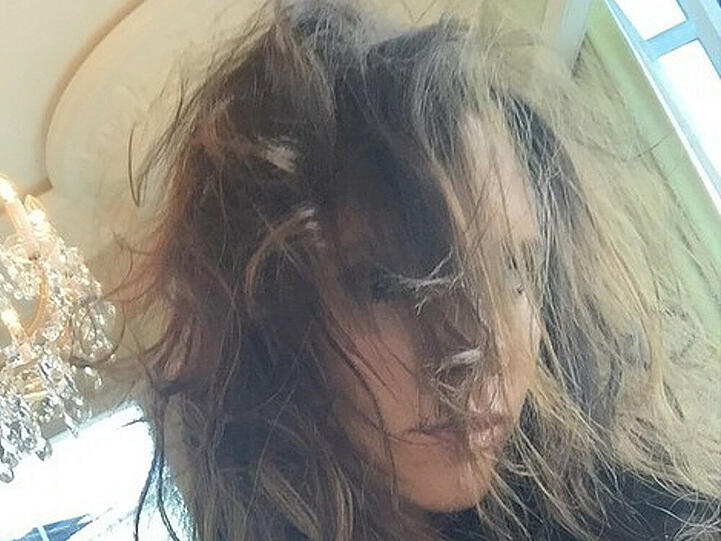 Victoria Beckham ist bestimmt die Letzte, die keinen Kamm mit sich herumträgt. Doch ein Instagram-Bild des Ex-Spice-Girls offenbart, dass auch das Haar der Sängerin gegen Wind und Luftfeuchtigkeit nicht immun ist.