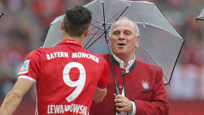 Uli Hoeneß (r.) glaubt an einen Verbleib von Robert Lewandowski beim FC Bayern.