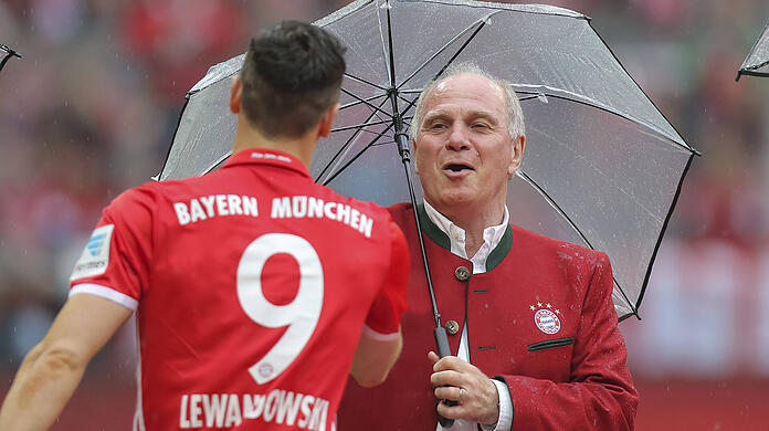 Uli Hoeneß (r.) glaubt an einen Verbleib von Robert Lewandowski beim FC Bayern.