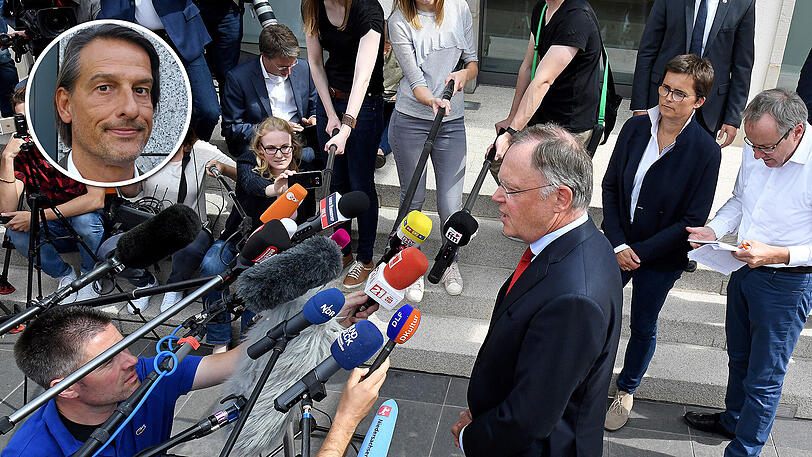 Niedersachsens Ministerpräsident Stephan Weil (SPD, r.) spricht während einer Pressekonferenz vor der Staatskanzlei in Hannover vor Medienvertretern.