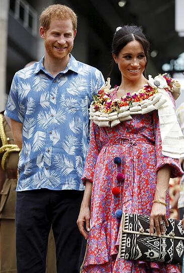 Prinz Harry besucht mit seiner Frau Herzogin Meghan die University of the South Pacific. Der Prinz trägt ein hellblaues Hawaihemd und die Herzogin ein buntes Kleid.