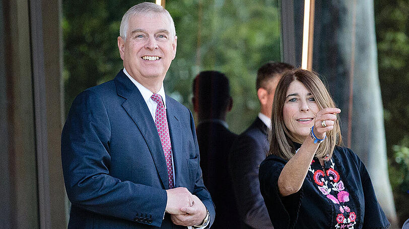 Fädelte angeblich das desaströse TV-Interview von Prinz Andrew (li.) ein: seine Privatsekretärin Amanda Thirsk