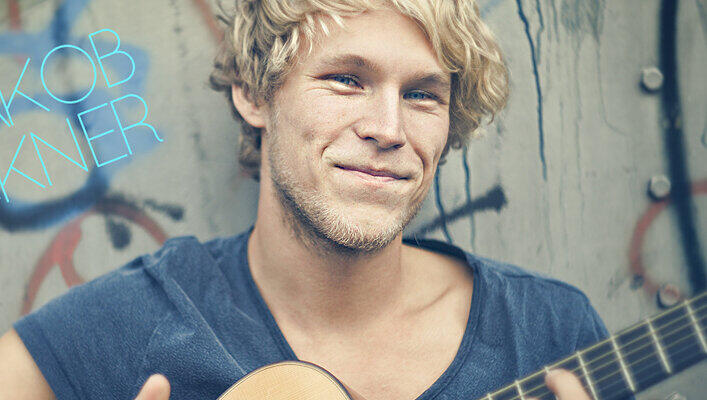 Jakob Bruckner ist Singer-Songwriter aus dem Chiemgau. Jakob Bruckner ist Singer-Songwriter aus dem Chiemgau.