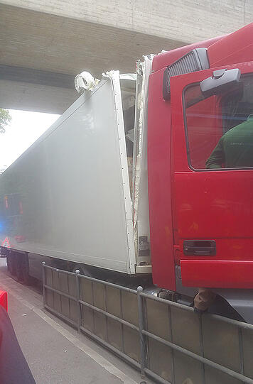 Der Lkw schrammte mit dem Dach gegen die Decke der Unterführung in der Rosenheimer Straße. Die Bilder.