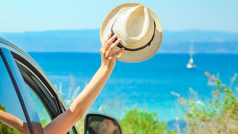 Mit dem Auto das Urlaubsziel zu erkunden, ist bei vielen Urlauberinnen und Urlaubern beliebt.