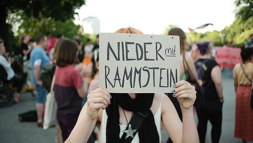 Klare Botschaft der 17-jährigen Demonstrantin Yolande. Klare Botschaft der 17-jährigen Demonstrantin Yolande.