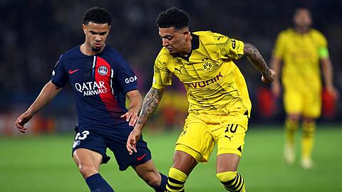 Dortmunds Jadon Sancho (r) im Zweikampf mit Warren Zaire-Emery von Paris.