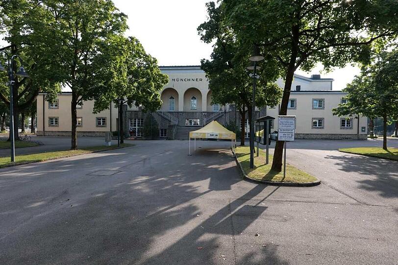 Markantes historisches Tribünengebäude von außen.
