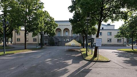Markantes historisches Tribünengebäude von außen.