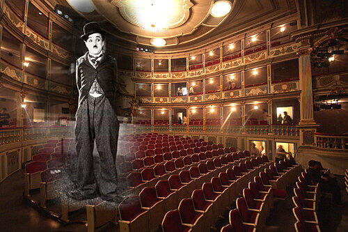 Der Geist des genialen Charlie Chaplin schwebte über dem Parkett des Erlanger Markgrafentheaters.